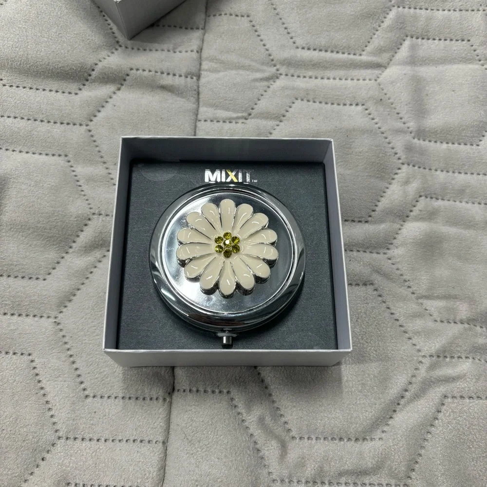 Mixit‎ Daisy Compaxt Mirror New In Box